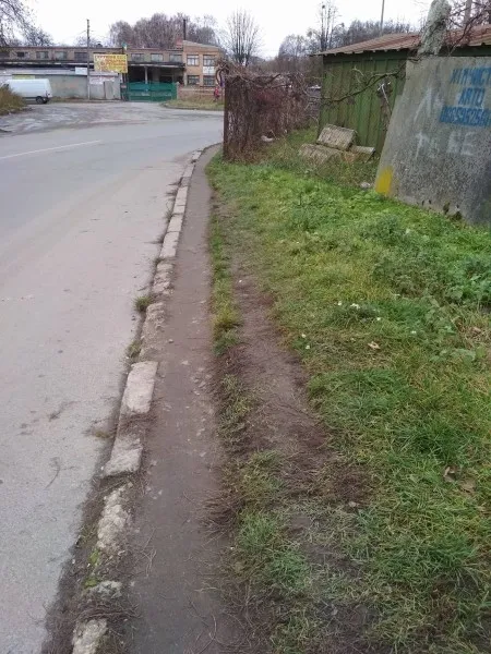 Лучани скаржаться на вузький тротуар через незаконний паркан (фото)