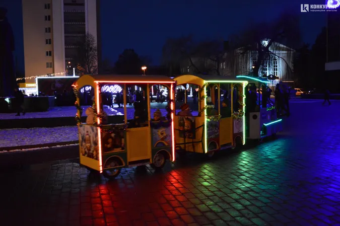 Вечірні фото новорічно-різдвяного Луцька