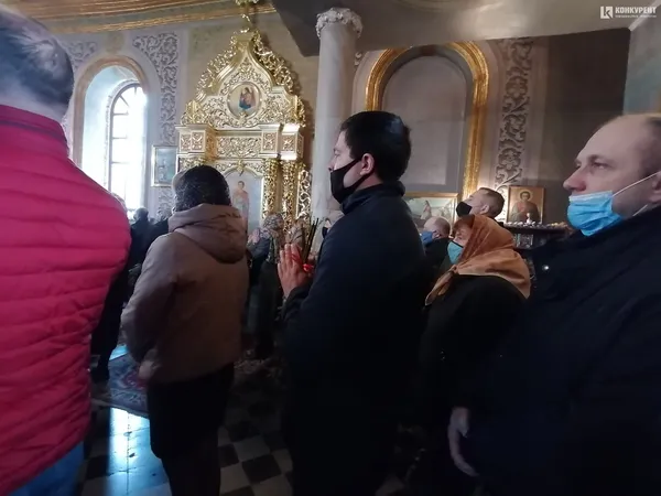 У луцькій церкві на території прикордонного загону освячують вербу (фото)