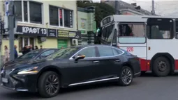 У центрі Луцька тролейбус врізався у Lexus (фото)