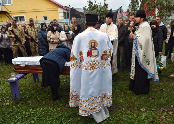 Йому було всього 27: волиняни на колінах прощалися з молодим захисником України (фото, відео)