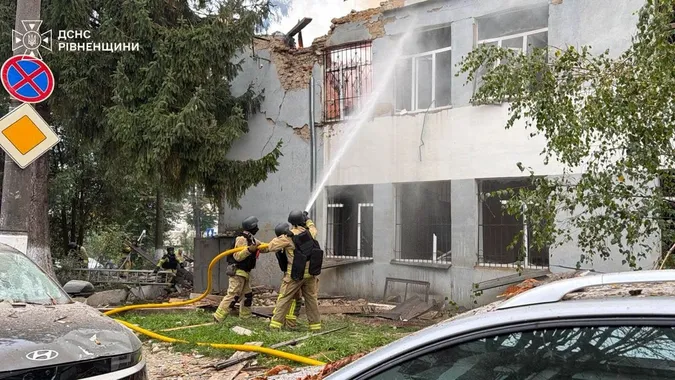 У Рівному – 20 постраждалих після ворожої атаки на університет (фото)