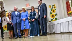 Принц Чарльз та герцогиня Камілла зустрілись з українцями у Канаді: їм подарували марку з російським кораблем