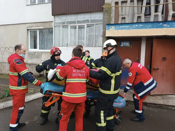 У Луцьку в зачиненій квартирі виявили 86-річну жінку з ознаками інсульту (фото)