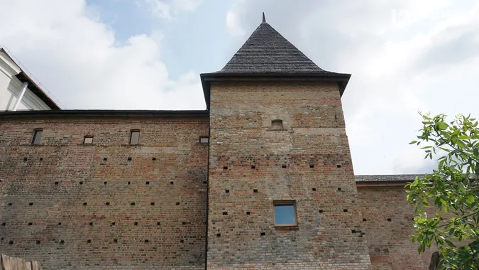 500-літні підземелля, вежа, мур: у Луцьку відкрили Окольний замок (фото)