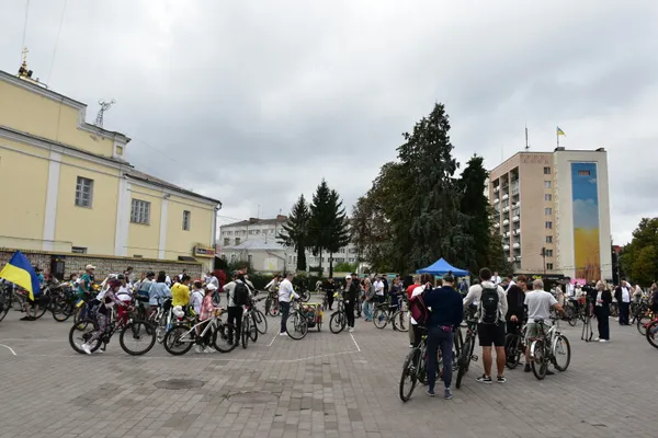 У вишиванках і з прапорами: у Луцьку відбувся традиційний велопробіг до Дня міста (фото)