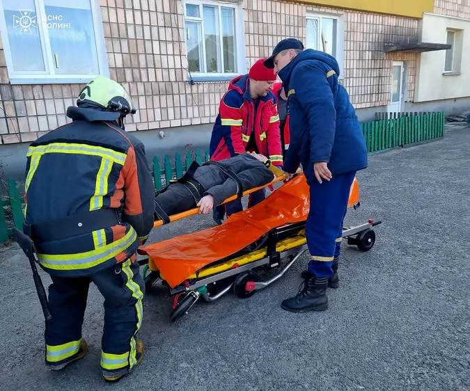 Розбив голову об бетон: на Волині чоловік впав з висоти (фото)