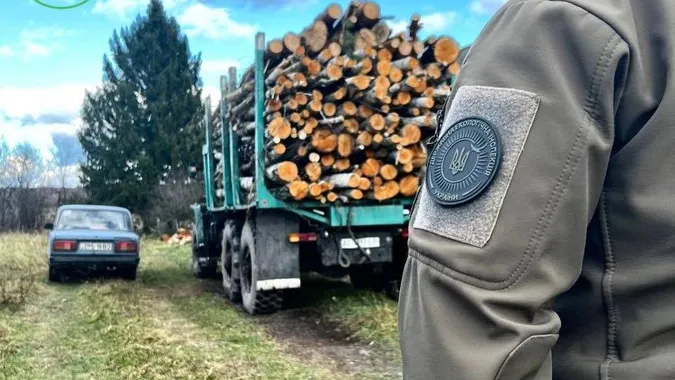 Спіймали на гарячому: на Волині виявили авто з незаконною деревиною