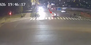 У Луцьку скутерист збив керманича самоката та втік: момент ДТП потрапив на камери (відео)