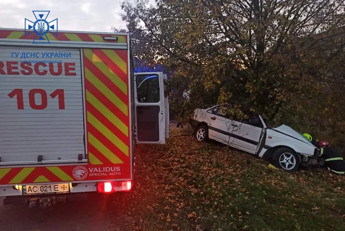 Під Луцьком Volkswagen налетів на дерево – водій у лікарні (фото, відео)