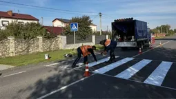 На чотирьох автошляхах Волині поновлюють дорожню розмітку на «зебрах» (фото)