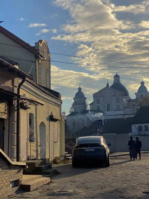 Листопадове сонце погуляло вуличками Луцька (фото)