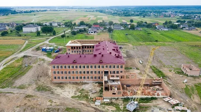 Показали, як зводять нову школу в Башликах (фото)