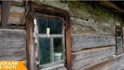 У ній досі печуть паску: на Волині стоїть унікальна 300-літня хата під соломою (відео)
