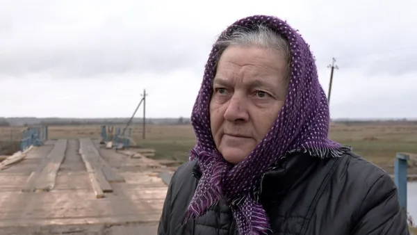 На Волині жителі села змушені самостійно ремонтувати «неіснуючий» міст (фото)