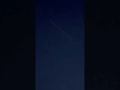 Над Україною летять супутники Starlink Ілона Маска (відео)