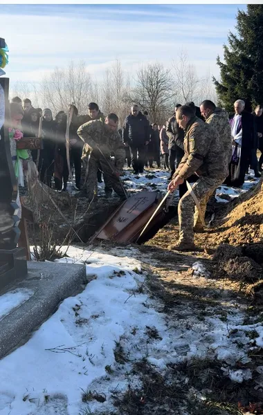 Двоє маленьких дітей лишилися без тата: на Волині попрощалися із воїном Андрієм Симчуком (фото)