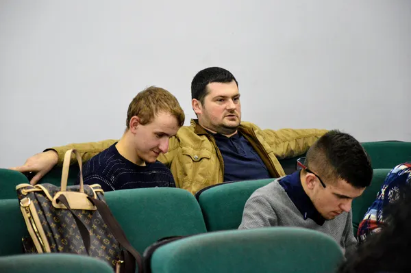 Андрій Лучик ж паралельно легко й невимушено спостерігав за тим, що відбувається в сесійній залі