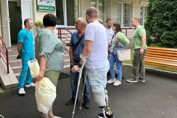 Зворушливо: військовий з Волині, яикй вчиться ходити на протезах, забрав сина і дружину з пологового (фото, відео)