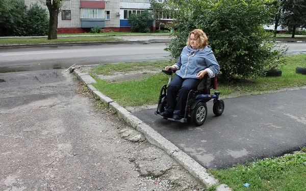 Лучанин просить облаштувати пандуси на новому тротуарі по Соборності