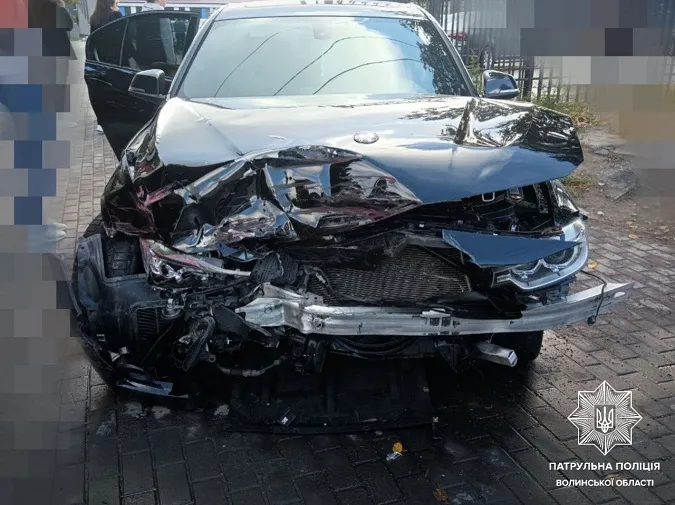 Розтрощений «передок»: у Луцьку «зустрілись» BMW та Volkswagen (фото)