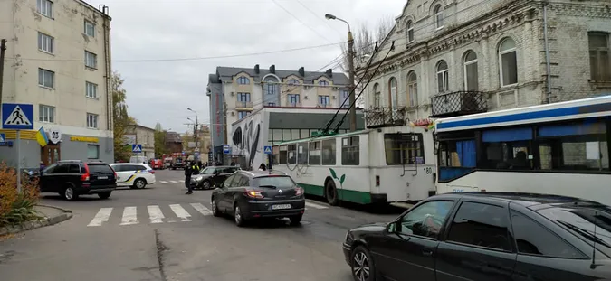 У центрі Луцька через пожежу перекрили вулицю (фото)