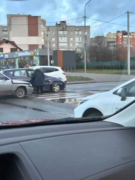 «Трійничок» на переході: у Луцьку на Конякіна – аварія (фото)
