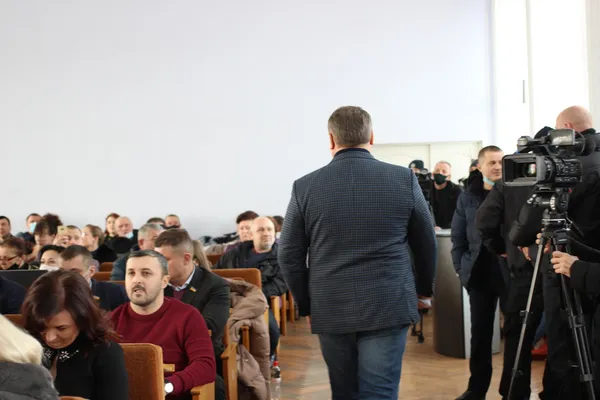 На сесію викликали поліцію: у Луцькій райраді ухвалили скандальне рішення (фото)