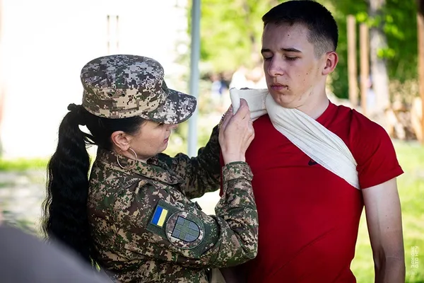 Польова форма, дрони, турнікети: на Волині провели навчальні збори для школярів (фото)