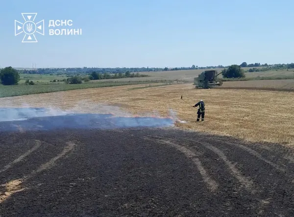 Через комбайн без іскрогасника на Волині загорілося поле з пшеницею (фото)