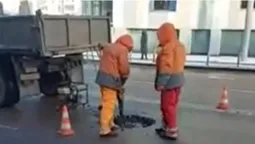 Луцькі дорожники біля «Променя» видовбували люк із асфальту (відео)