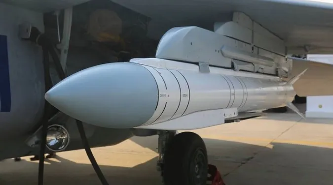 Біля Дніпра ППО збила новітню російську бомбу-ракету «Гром-1» (відео)