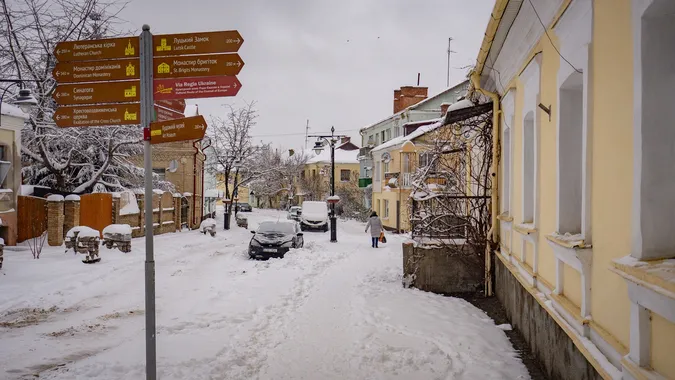 Луцьк запорошило снігом: Старе місто в перші дні зими (фото)