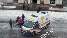 Викликали «швидку»: в центрі Володимира двоє пенсіонерів впали на слизькій дорозі