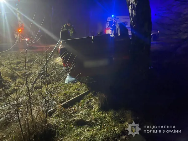 Авто злетіло у кювет, в салоні затисло дівчину: у Торчині – смертельна ДТП (фото)