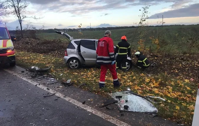 Різали автівку, щоб звільнити водійку: подробиці моторошної ДТП у Луцькому районі (фото)