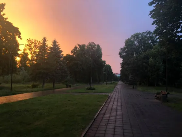 «Підривний» захід сонця у Луцьку: світлини волинян із соцмереж (фото)