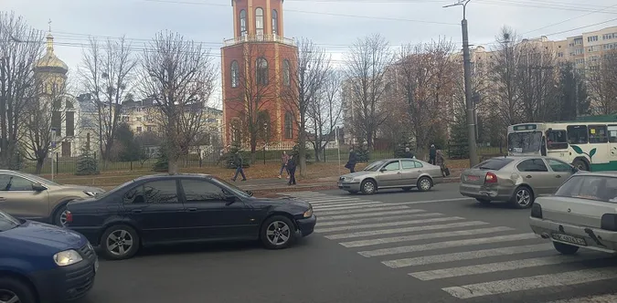 У Луцьку BMW врізалась у «шкоду» на переході (фото)