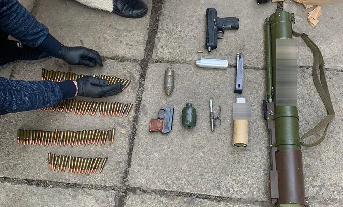 У помешканні волинянина знайшли цілий арсенал і наркотики (фото, відео)