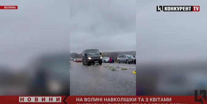 Навколішки та з квітами: на Волині зустріли загиблого Героя Олексія Лєпіна (відео)