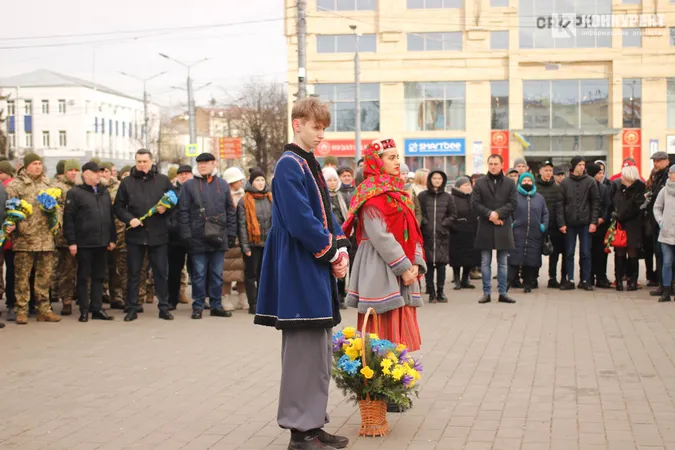 Квіти та сотні людей: у Луцьку вшанували пам'ять героїв Небесної Сотні (фото, відео)