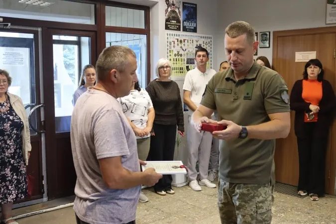 «Золотий хрест» і орден «За мужність»: Героя з Волині нагородили за бойові заслуги (фото)