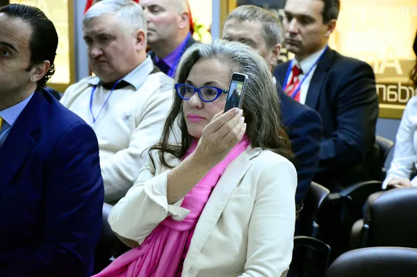 ...а дружина посла активно фільмувала