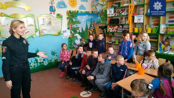Булінг та правила дорожнього руху: лекція патрульних у гімназії на Волині (фото)