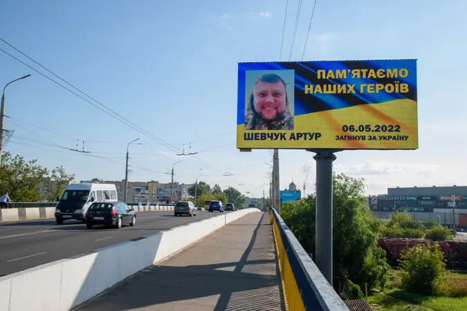 Пам'ятаємо: у Луцьку на бігбордах розмістили фотографії та імена загиблих Героїв (фото)
