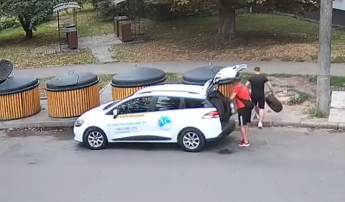 Викинули шини біля смітників: у Луцьку водії автошколи потрапили в об’єктив камер (відео)