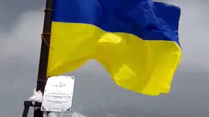 У Киргизстані над вершиною «Пік Путіна» підняли український прапор (фото)