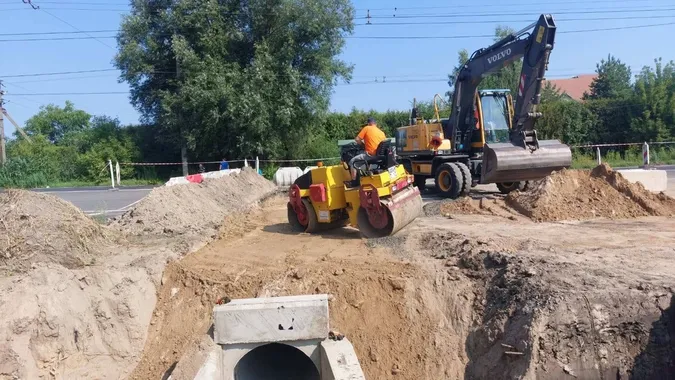 У Струмівці замінюють водопропускну трубу на трасі Н-22 (фото)