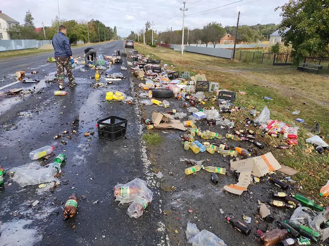 На Волині бус врізався у вантажівку: дорога – в олії та макаронах (фото)