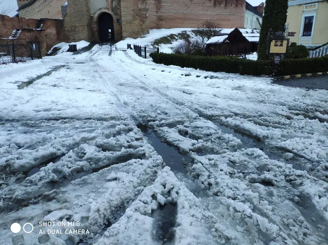 Луцького політолога обурила нерозчищена Замкова площа (фото)